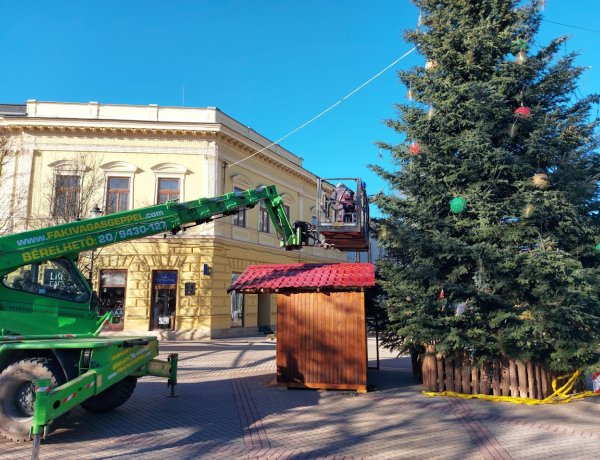 Megkezdődött a Kossuth téri karácsonyfa lebontása