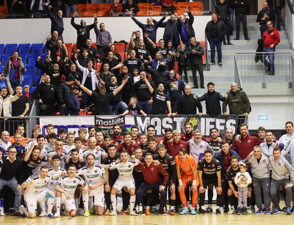 Közel kétezren a történelmi futsal meccsen