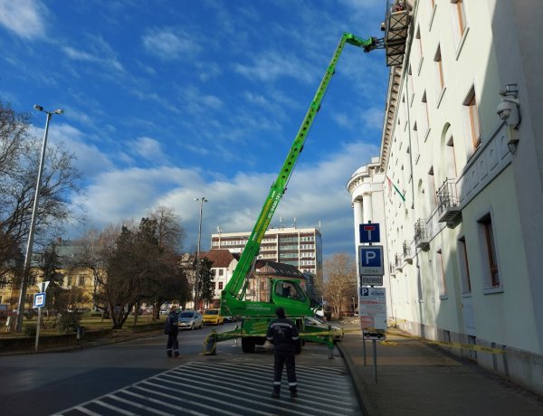 A Zöld Irodaház környezetében a parkoló és a járdaszakasz egy részét lezárták