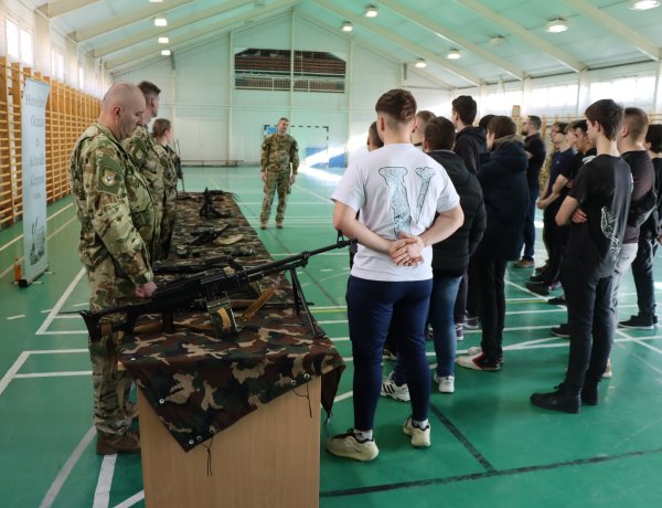 Érdeklődő fiatalok a nyíregyházi laktanyában