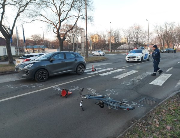 Fülessel suhant volna át a zebrán,  csak éppen jött egy autó is