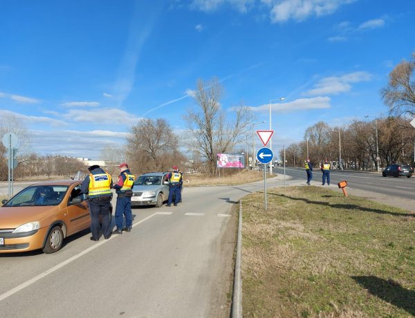 Mindenkit letereltek az útról