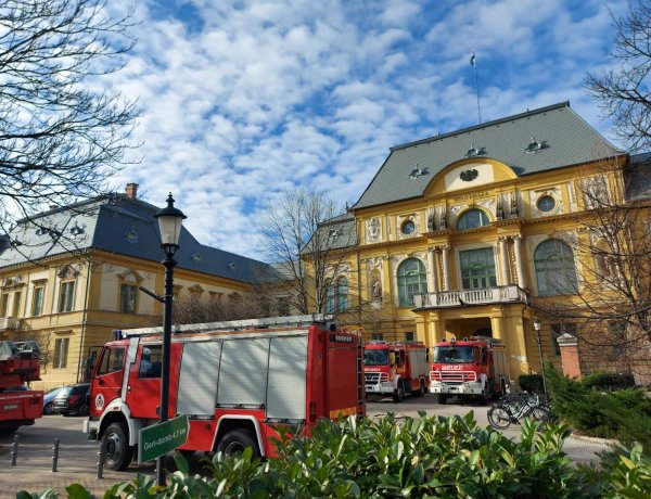 Ellepték a tűzoltók a Megyeházát