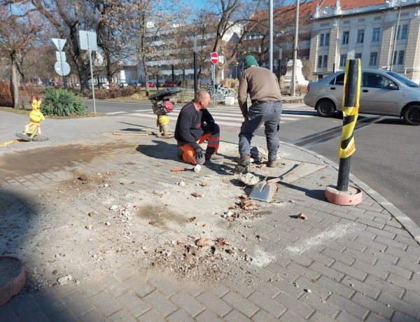 Már a térkőnél tartanak