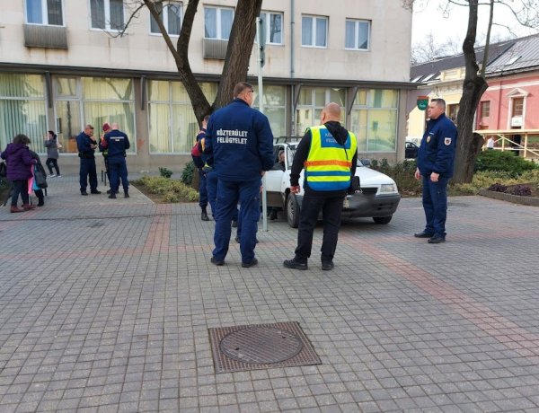 Késsel és karddal fenyegette a közterület-felügyelőket