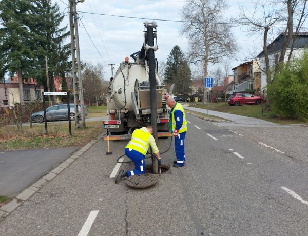 Mossák a csatornákat a Fürdő utcán