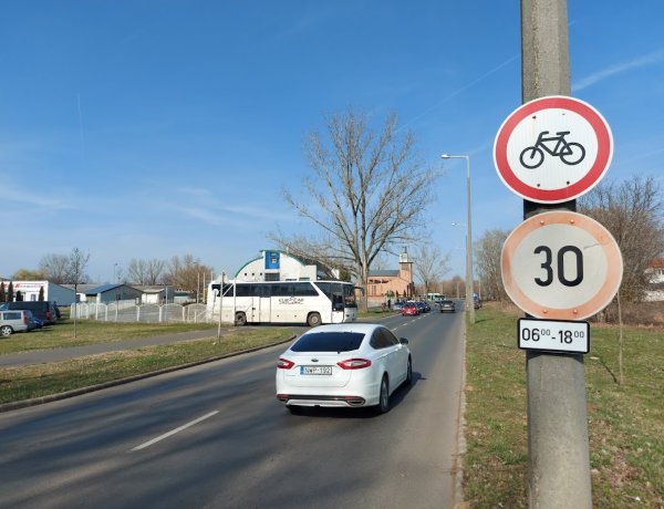 Gyakori a gyorshajtás a Törzs utcán, a vizsgaközpont előtt