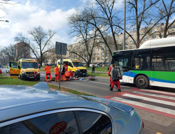 Busszal ütközött egy biciklis a Korányin, nem tudták megmenteni az életét