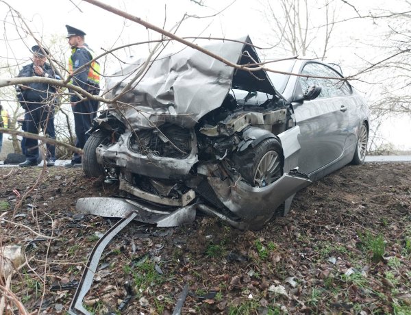 Egy felnőtt meghalt, egy kiskorú gyermek életéért küzdenek, teljes útzár a 41-esen