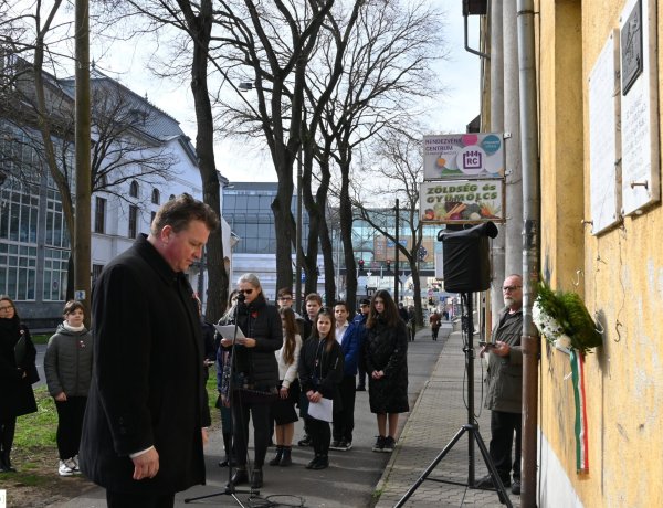 Koszorúzással és megemlékezésekkel vette kezdetét az 1848/49-es forradalom és szabadságharc emlékünnepe