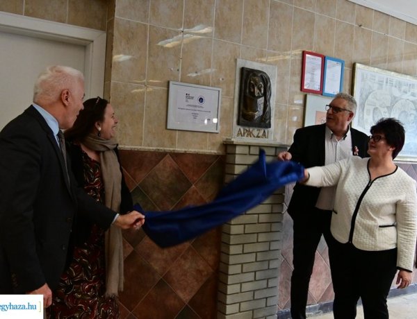 Rangos elismeréssel díjazták az Apáczai iskolát