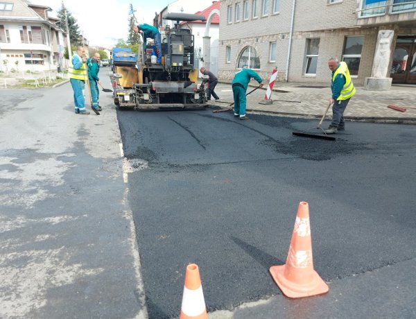 Péntek estére elkészül a Körte és Nyár utca aszfaltozása