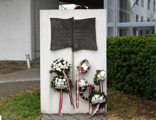 Váci Mihály halálának 54. évfordulójára emlékeztek
