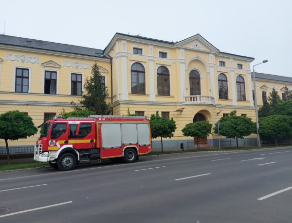 Tudja miért állt tűzoltó az iskola előtt?