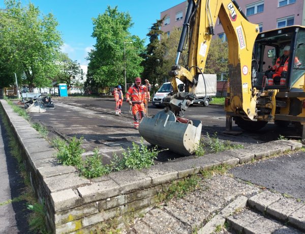 Jövő héten kap új burkolatot a parkoló