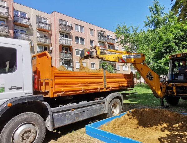 Megkezdődött a játszóterek homokózóiban a közegészségügyi homokcsere