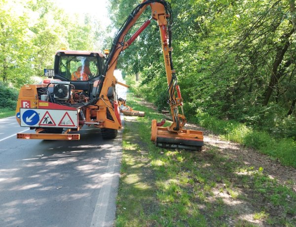 Megkezdődött a fűkaszálás az utak mentén