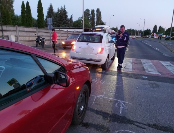 Beléjük mentek hátulról, az anyósülésen ülő kismama megsérült