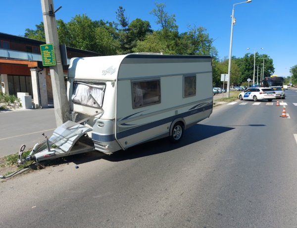 Elszabadult egy lakókocsi a Sóstói úton kedden