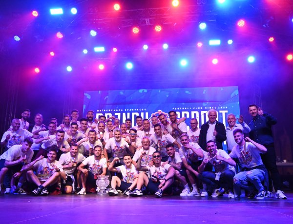 Bajnokavató a Kossuth téren 