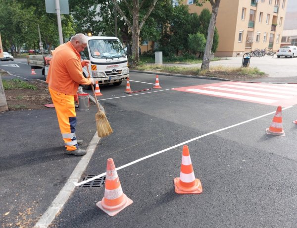 Festik az útburkolati jeleket a megújult Ószőlő utcán