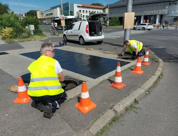 Minden aknába belenéznek 