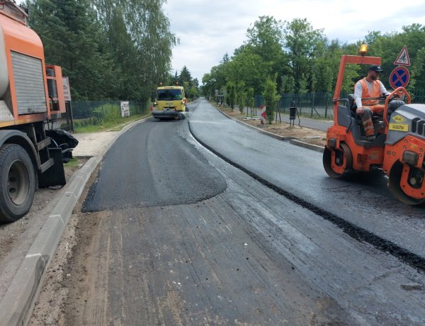 Megkezdődött az aszfaltozás a Berenát utcában