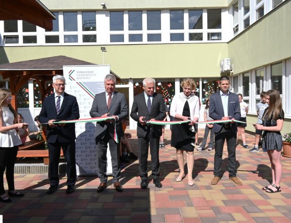 Ünnepélyes szalagátvágás – Megújult a kertvárosi iskola belső udvara