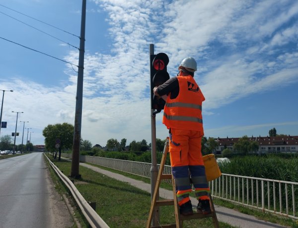 Nagytakarítás a nagykörúton: még a lámpákat is megmosták!