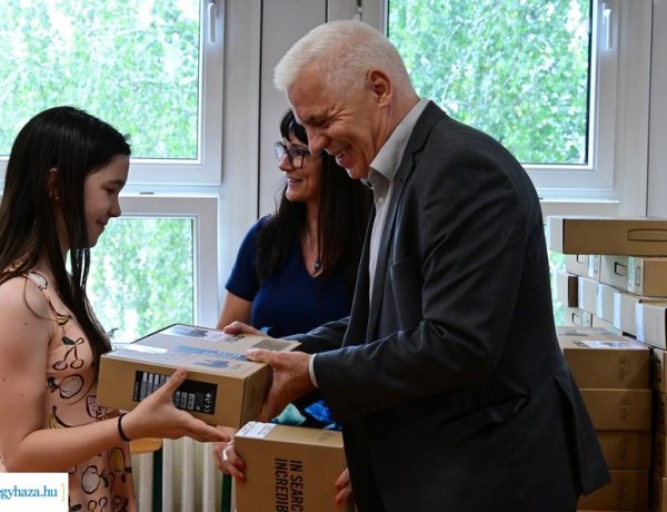 Ajándék notebook – 361 eszköz érkezett a kertvárosi iskolába