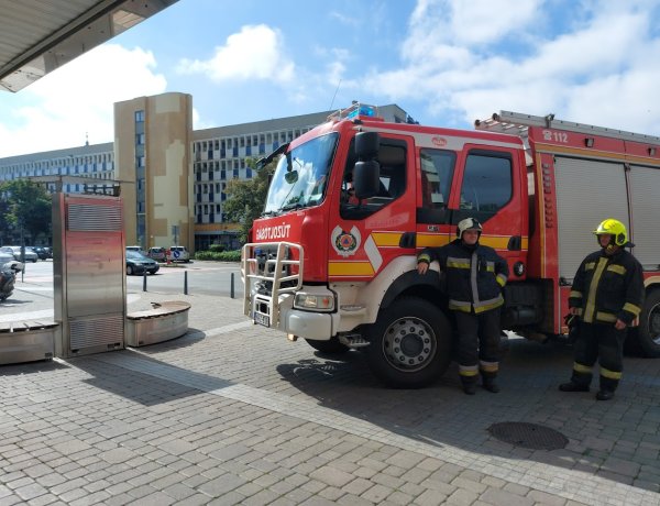 Jelzett a készülék, szirénázva jöttek a tűzoltók!