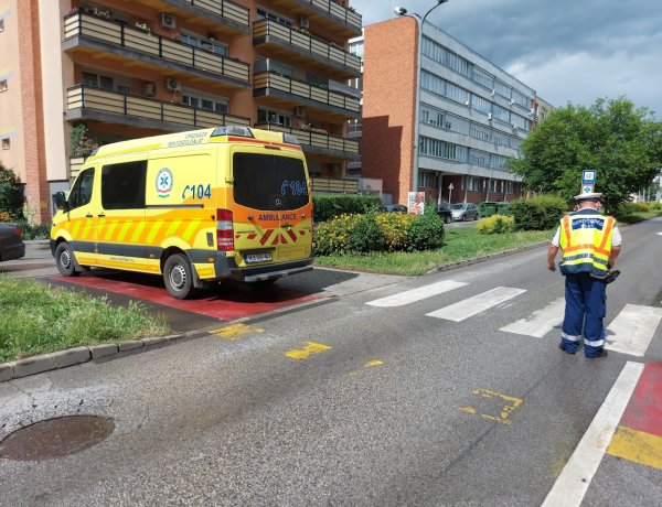 Kórházba vitték a nénit