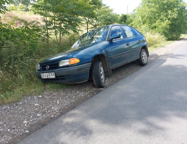 Olyan mély volt az árok, hogy önerőből nem tudott kihajtani belőle a sofőr