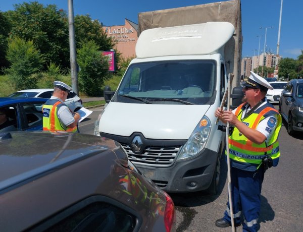Megtolta az előtte lévő autót