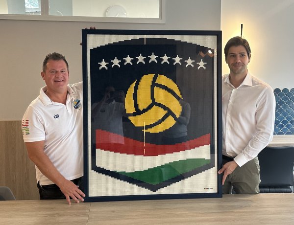 LEGO címert adományozott az AQUA Se a Magyar Vízilabda Szövetségnek