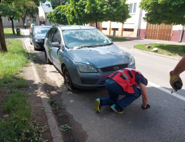 Összegyűjtik a roncsokat