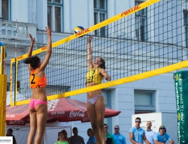 Ismét strandröplabda a Kossuth téren! 