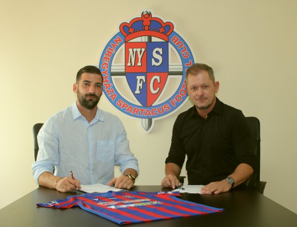 Marad a Szpari védője