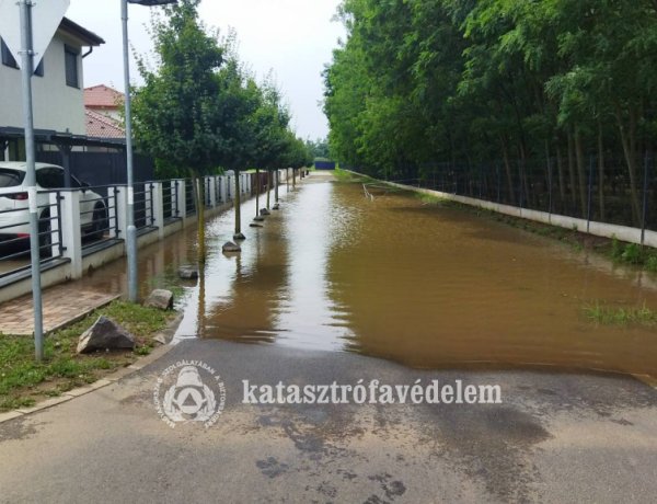 Jéggel, nagy mennyiségű csapadékkal, erős széllel érkezett vihar szombat este