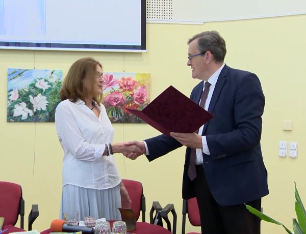 Finta Éva költő, irodalomtörténész kapta a Ratkó-díjat