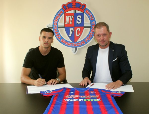 Szerb támadó érkezett a Szparihoz