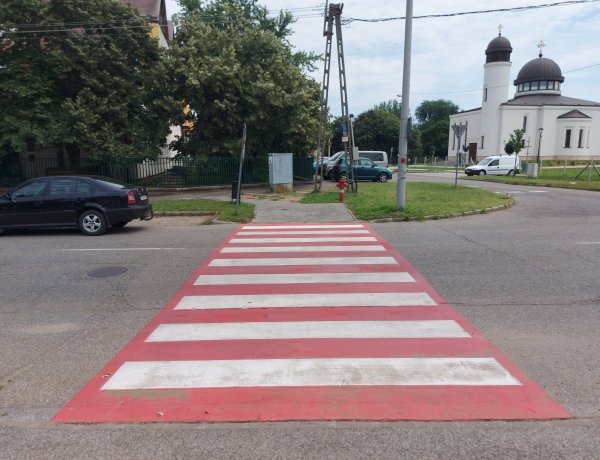 Újrafestettek az Alma utcán a gyalogátkelőhelyet