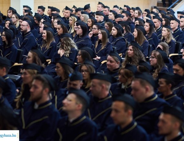 Diplomaosztót tartottak a Nyíregyházi Egyetemen: reménykeltő jövőt vázoltak az intézmény vezetői 