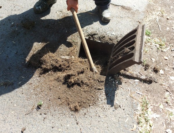 Így néztek ki a csapadékcsatornák rácsai, még a csákány is elkelt