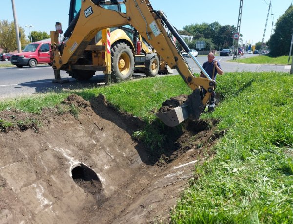 Nézze meg, mennyi földet termeltek ki a vízelvezető árokból!