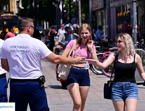 Vízosztás – Több száz palack hűtött ásványvízzel kínálták a járókelőket a belvárosban