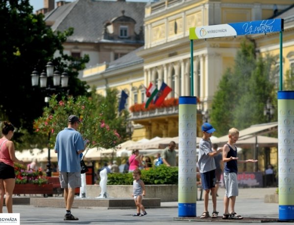 Kánikula – Párakapuk hűsítik a belvárosban sétálókat