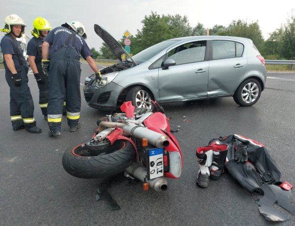 Kihajtott a motoros elé