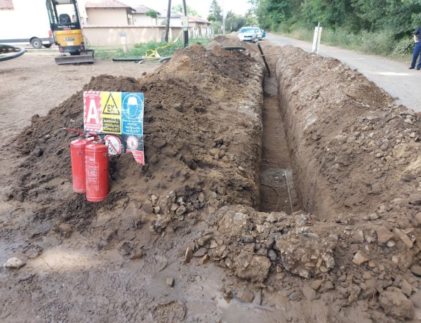 Ásta az árkot, aztán süvíteni kezdett a gáz