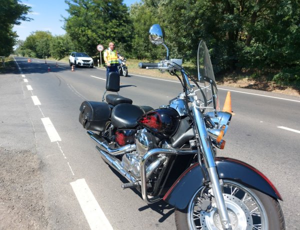 Még nem tudják mitől borult fel a motoros